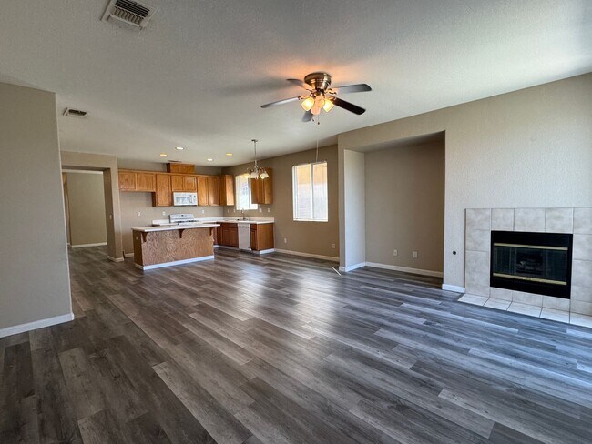 Building Photo - Four Bed, Two Bath Home Close to Hwy 99 an...
