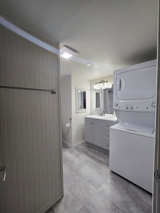 Building Photo - 1403 12th St W