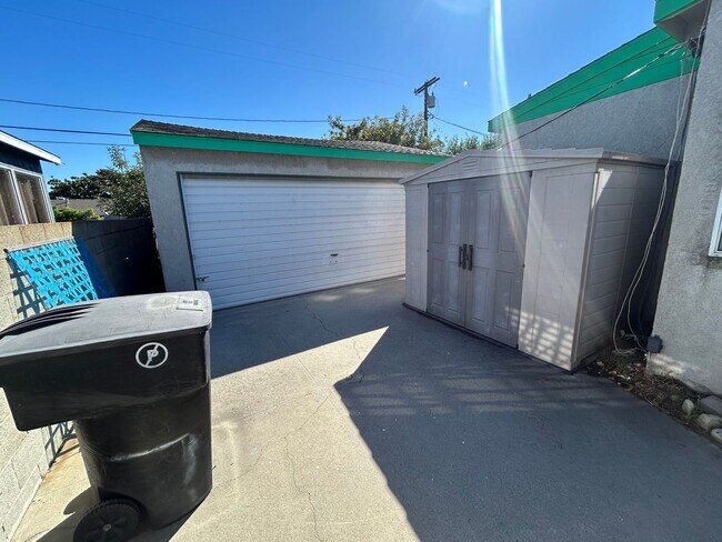 Building Photo - Lovely house for rent: 4 bed 1.75 bath in ...
