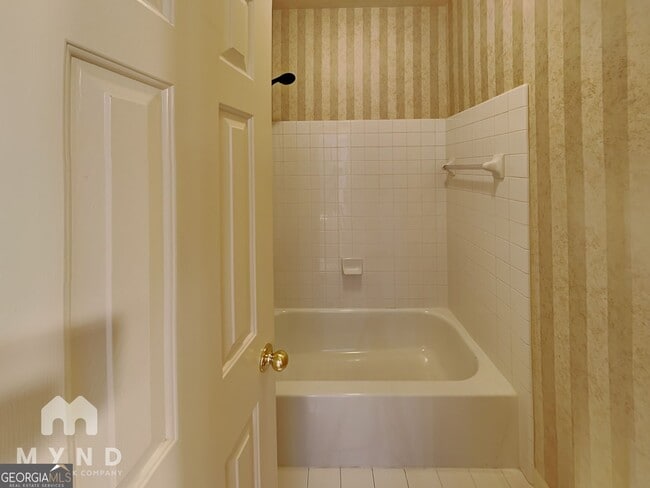 Building Photo - 12515 Magnolia Cir