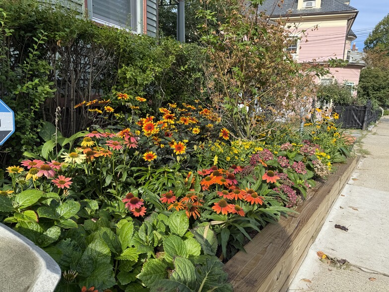 Building Photo - 96 Munroe St