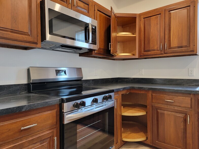 Building Photo - 113 E Chestnut St