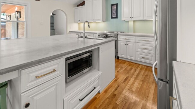 Building Photo - 5745 Riviere Dr