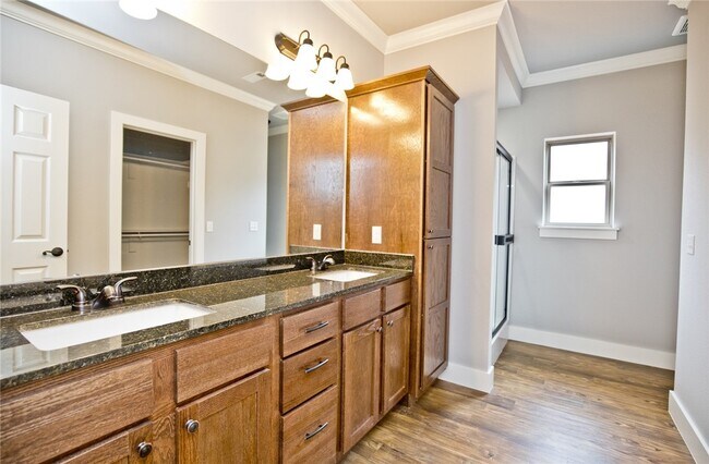 Building Photo - 209 Alder St