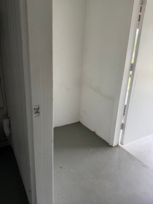 Building Photo - Three bedrooms one bath Deltona
