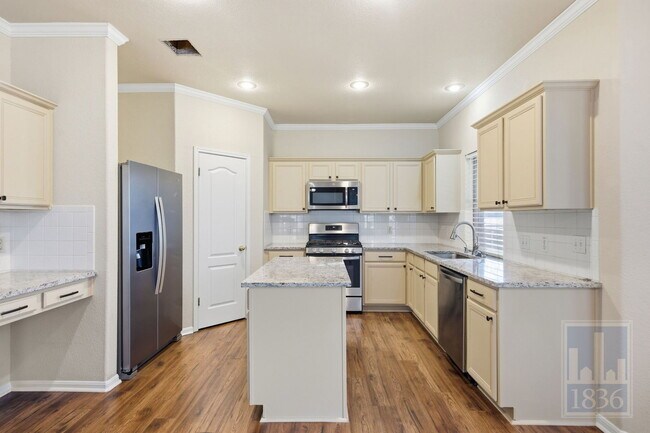 Building Photo - 1110 Water Birch