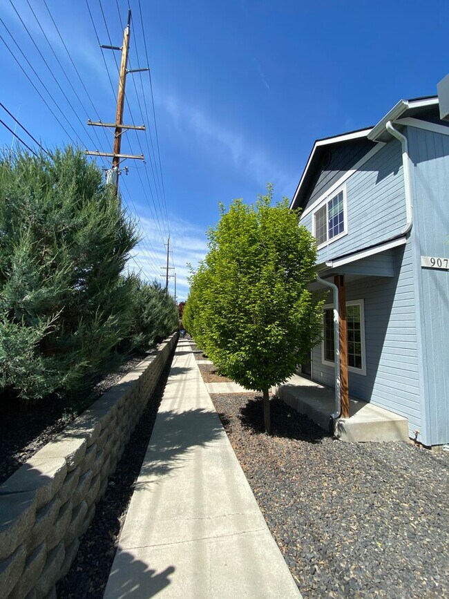 Building Photo - 907 W Cherry Ave