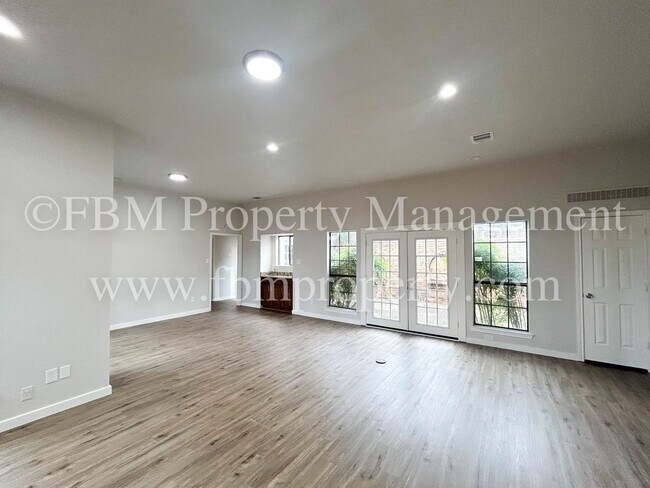 Building Photo - 806 Cresside Ln