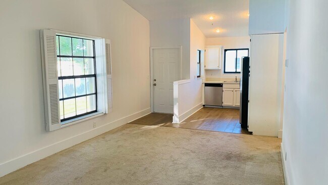 Building Photo - 330 Palmwood Pl