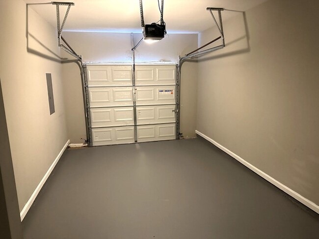 Building Photo - Great location, like new everything, stainless appliances, 1 car garage, hardwoods and tile floor...