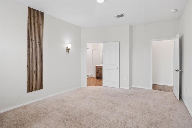 Building Photo - 909 Vogel Dr