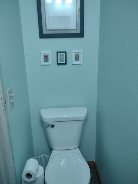 Powder Room - 403 East Bluff