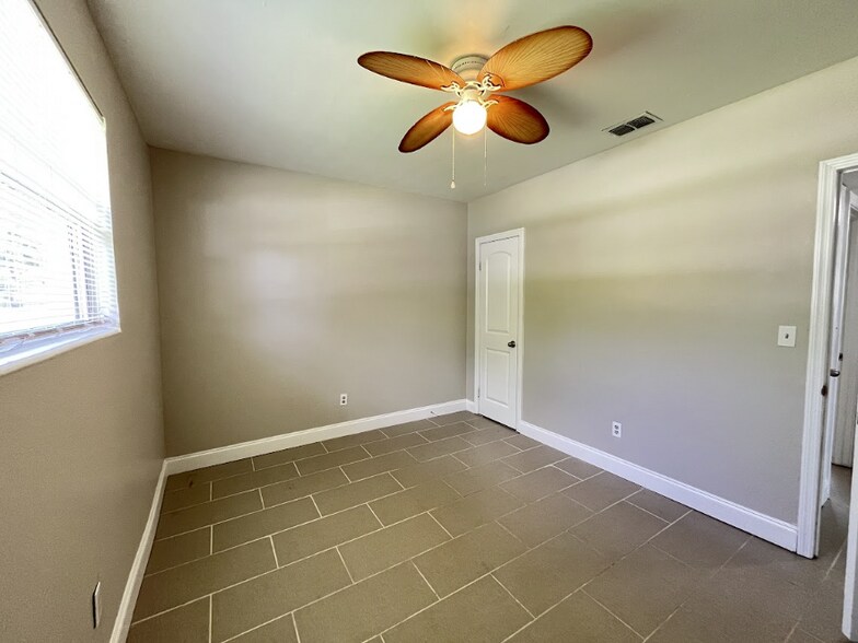 Building Photo - 1635 Brookview Dr S
