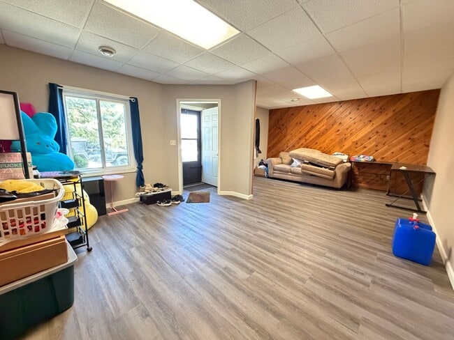 Building Photo - 2 Bedroom Home - Open August 1st!