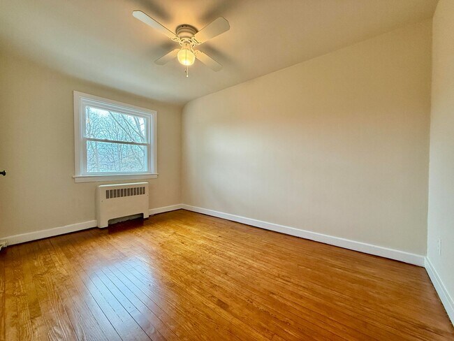 Building Photo - 2BD/1BA Townhome