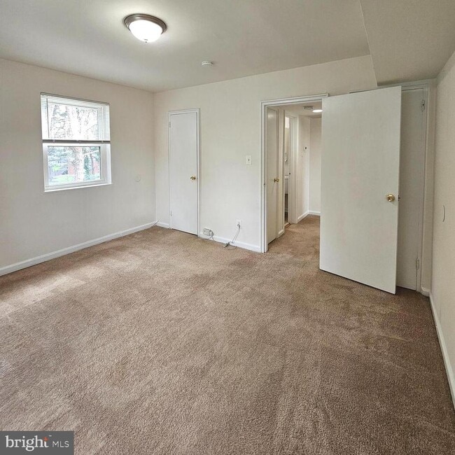 Building Photo - 3045 Patrick Henry Dr