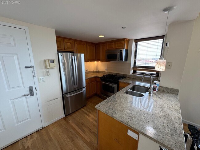 Building Photo - 116-24 Grosvenor Ln