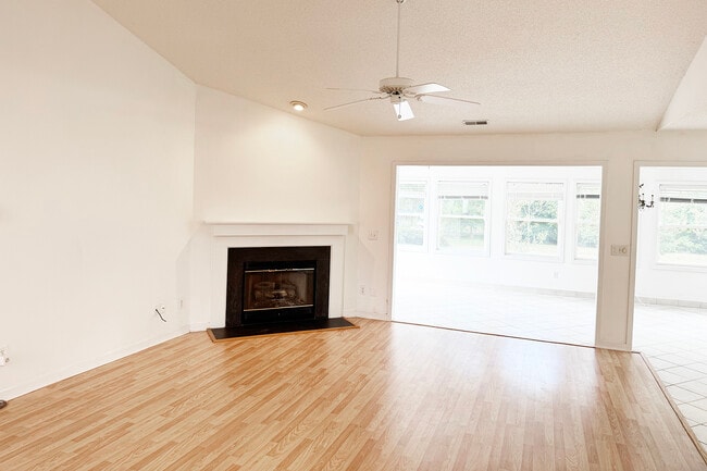 Building Photo - 303 Putnam Dr