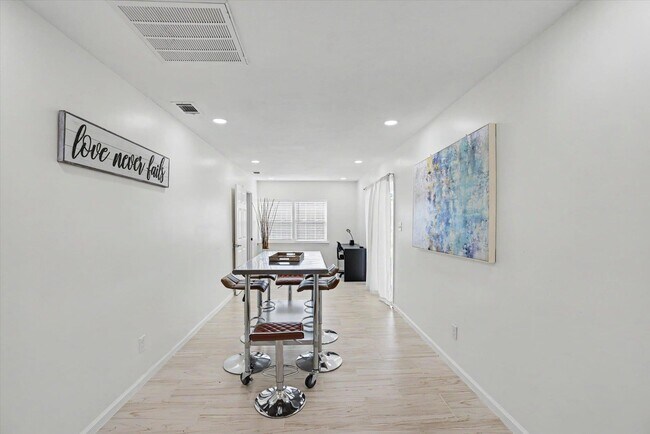 Building Photo - 713 Stafford St