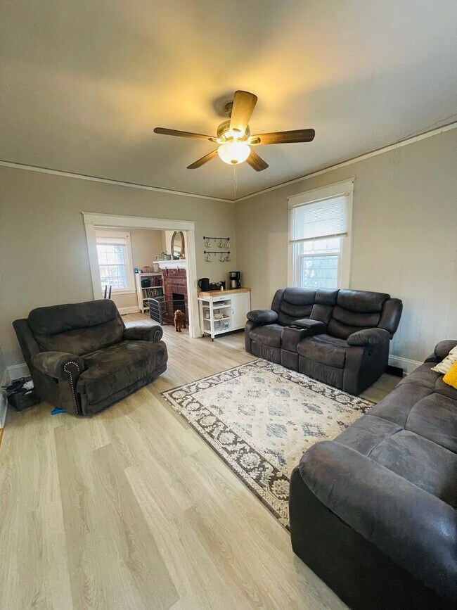 Building Photo - Beautifully Renovated 3bdrm/1.5bth Home Located in Richmond's North-side!