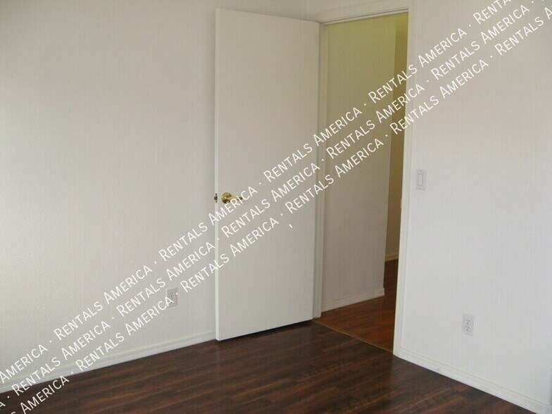 Building Photo - 8536 W Dahlia Dr
