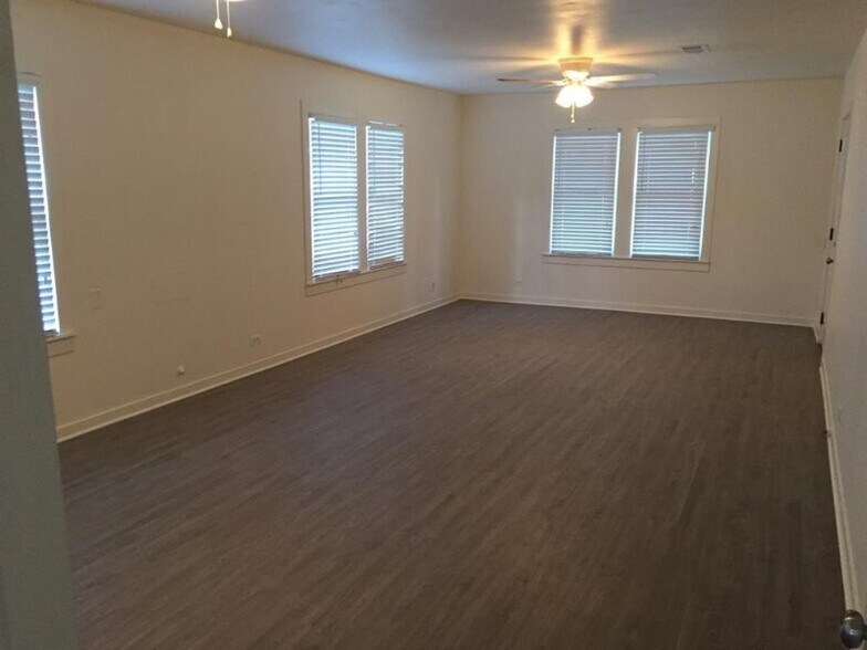 Building Photo - 1424 Live Oak St