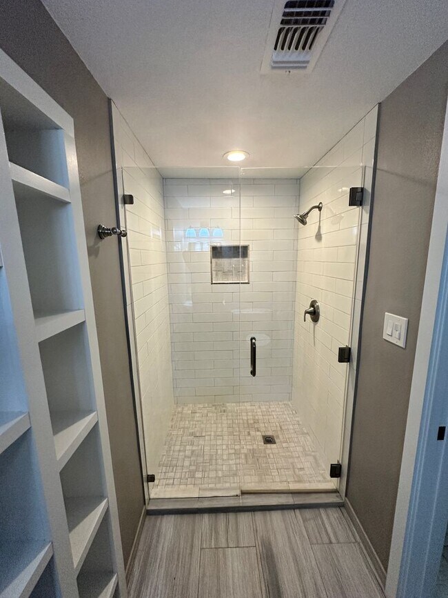 Building Photo - Stunning 3/2 Bungalow near the historic di...