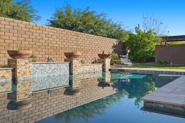 Building Photo - 10702 E Lumiere Ave