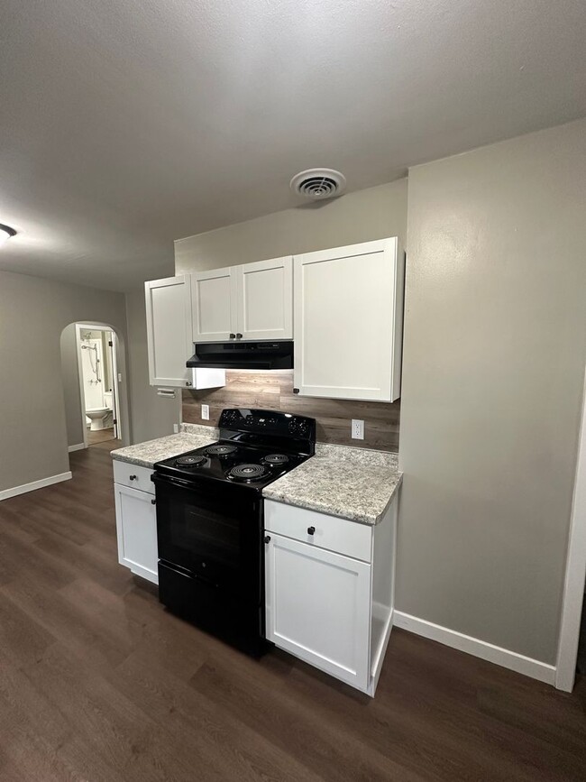 Building Photo - Remodeled 3 bed, 1 bath home for rent in W...