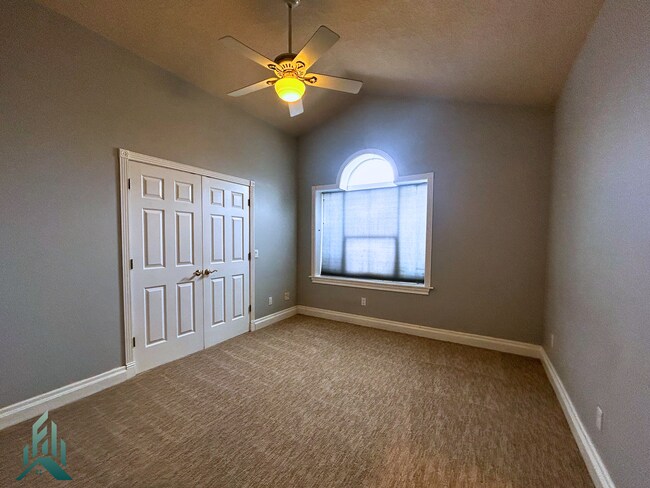 Building Photo - Modern and Spacious 3 Bed/2.5 Bath Home