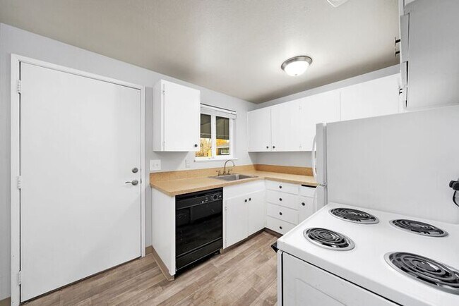 Building Photo - Lovely 2 Bedroom, Hurry In Today!! $500 VISA GIFTCARD AT MOVE IN, JUST IN TIME FOR THE HOLIDAYS!