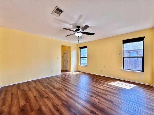 Building Photo - 505 Willow Walk Dr