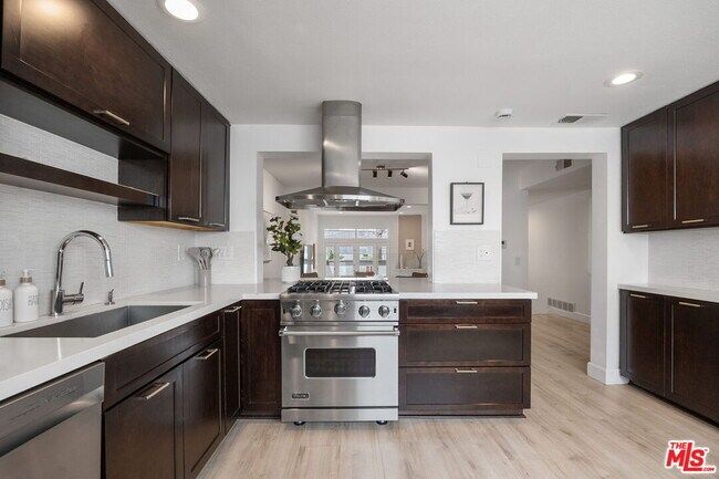 Building Photo - 17165 Palisades Cir