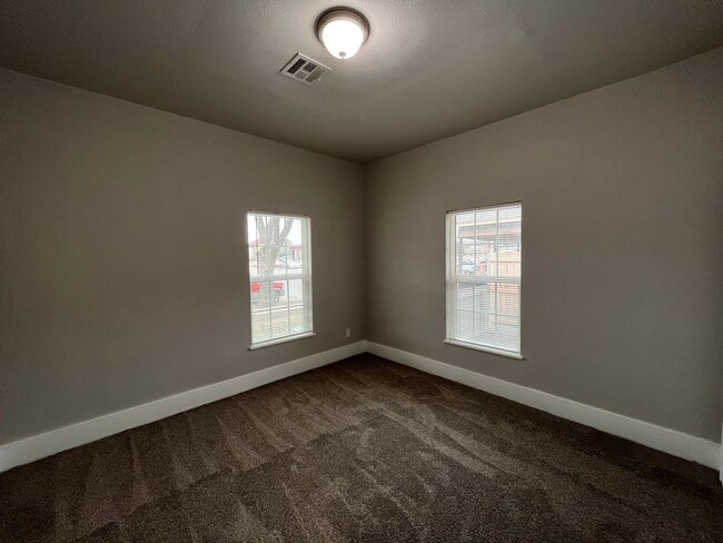 Building Photo - 3 bedroom 2 bath!
