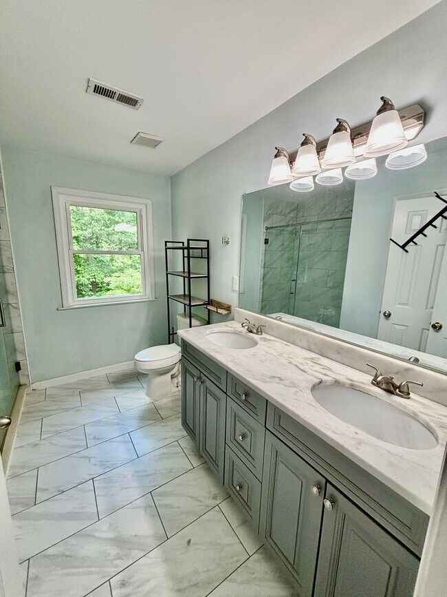 Building Photo - 4 bedroom/ 2.5 bathroom- Village Square of Williamsburg