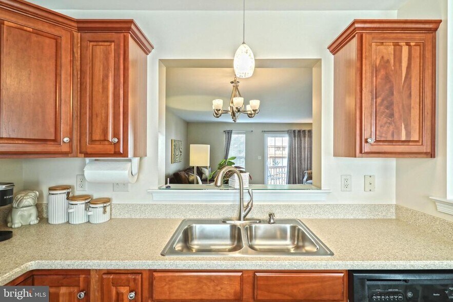 Kitchen (sink) - 2723 Foxshire Dr