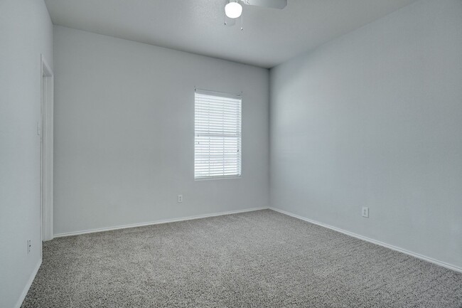 Building Photo - Spacious Duplex Townhome in Quiet Cul-de-Sac | Fresh Paint | 15-Month Lease