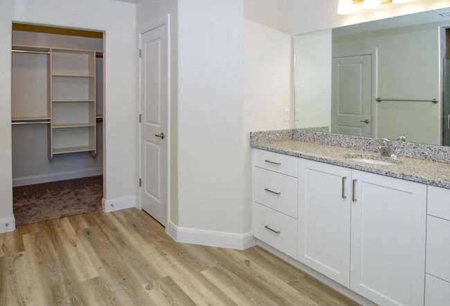 Building Photo - Vaulted ceiling home with Master bedroom O...
