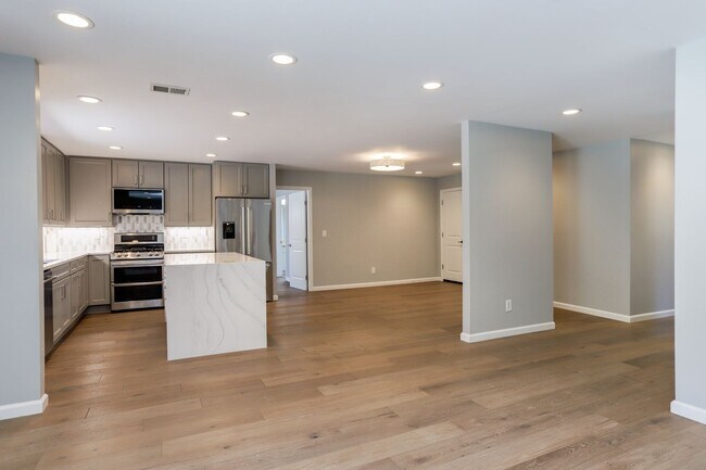 Building Photo - 4 Bed / 2 Bath Updated Redwood City Home w...