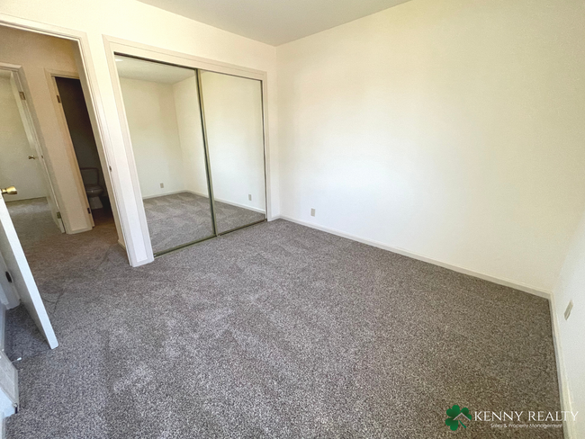 Building Photo - Three Bedroom, Two Bathroom with Large Bac...