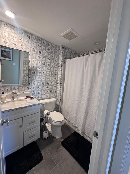 Building Photo - 17 Central St