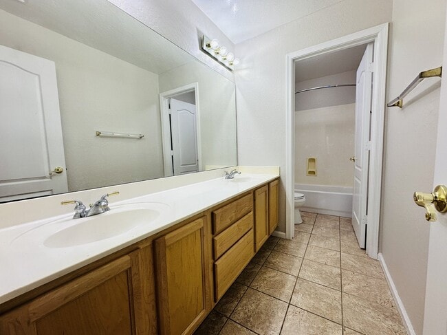 Building Photo - 672 W Raven Dr