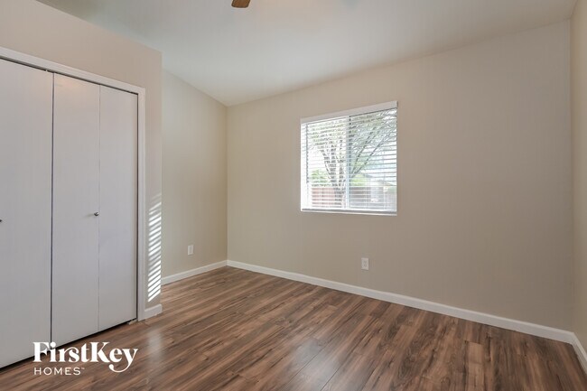 Building Photo - 9550 E Caldwell Dr