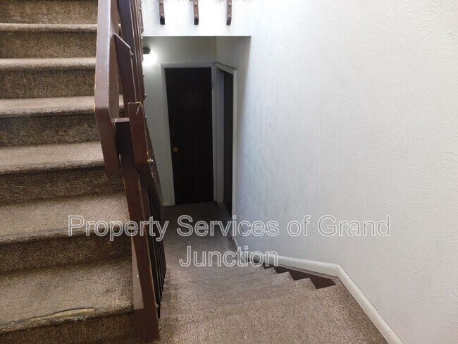 Building Photo - 805 E Cedar Ct