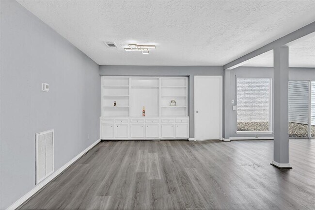 Building Photo - 10718 Boardwalk St