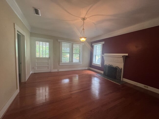 Building Photo - Spacious 3 bedroom