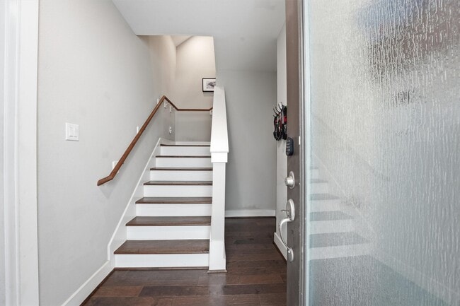 Building Photo - 2057 Sherwood Forest St