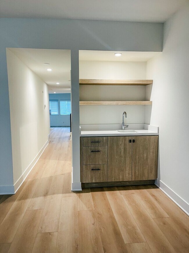 Building Photo - 204 18th St