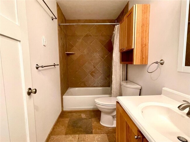 Building Photo - 403 Monroe Ave S