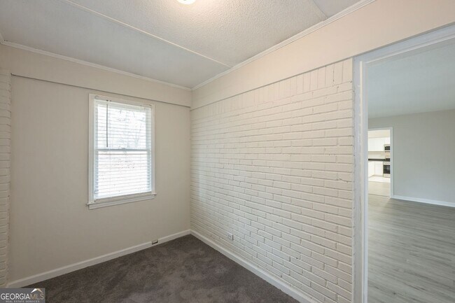 Building Photo - 2058 River Rd